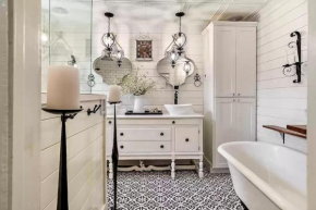 1930s Queen Anne Historic Downtown Retreat